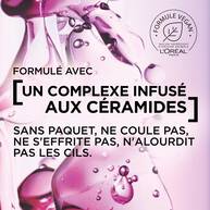 Fond de texture cosmetique rose et violet, avec le texte « Formule avec un complexe infuse aux ceramides. Sans paquet, ne coule pas, ne s’effrite pas, n’alourdit pas les cils » et le logo Formule Vegan L’Oreal Paris.
