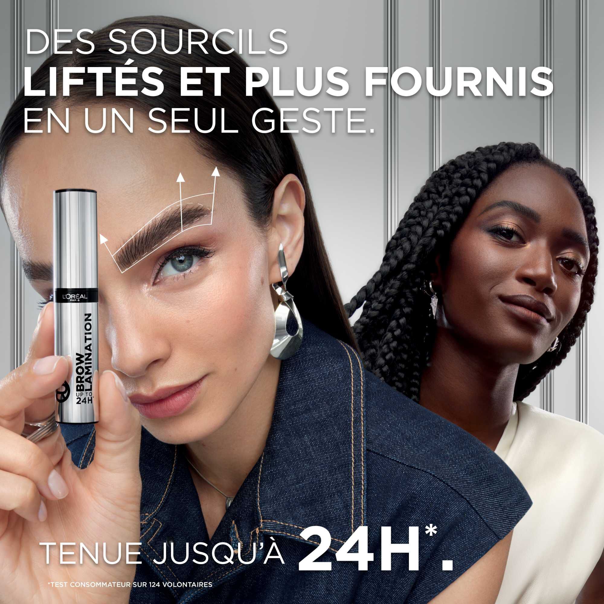 Portrait de deux femmes (l'une a la peau claire, l'autre a la peau foncee) affichant des sourcils etoffes et liftes de maniere naturelle. Des fleches blanches sur le visage de la femme au premier plan illustrent le mouvement de rehaussement vers le haut. Le texte indique : « DES SOURCILS LIFTES ET PLUS FOURNIS EN UN SEUL GESTE. TENUE JUSQU'A 24H.* »