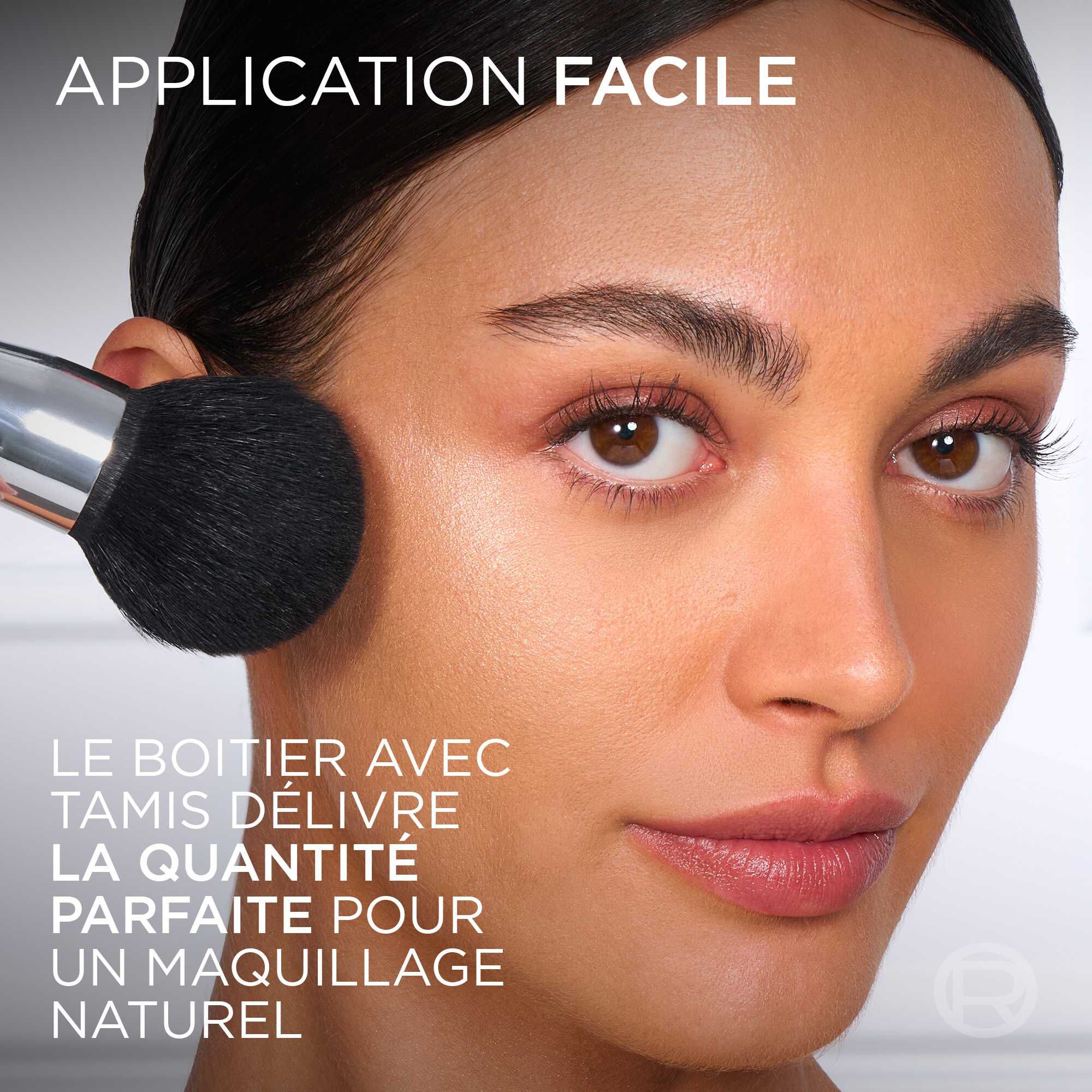 Visuel montrant l'application facile du produit avec un pinceau large sur le visage d'un mannequin. Le texte explique que le boitier avec tamis delivre la quantite parfaite pour un maquillage naturel.​