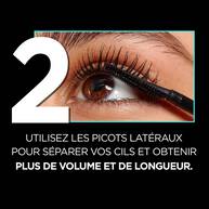 Gros plan sur un oeil utilisant la brosse mascara, avec la mention « Utilisez les picots lateraux pour separer vos cils et obtenir plus de volume et de longueur ».