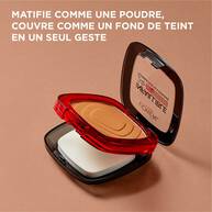Boitier ouvert montrant la poudre compacte et son miroir avec une eponge d'application.​