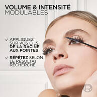 Visuel promotionnel L'Oreal Paris avec les instructions d'application du mascara Telescopic, texte en francais sur la gauche expliquant comment moduler le volume et l’intensite en appliquant le mascara de la racine aux pointes et en repetant selon l’effet desire, visage de femme partiellement floute a droite.
