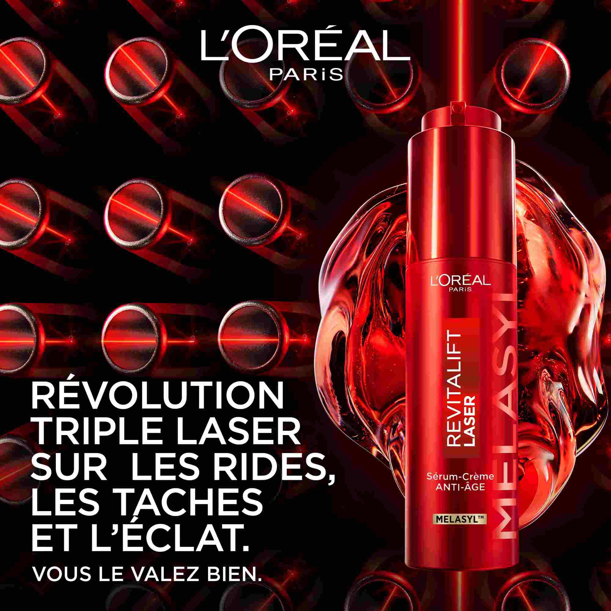 Visuel artistique montrant le flacon Revitalift Laser entoure de faisceaux lumineux rouges evoquant la precision du laser, avec le titre "Revolution Triple Laser sur les rides, les taches et l'eclat".​