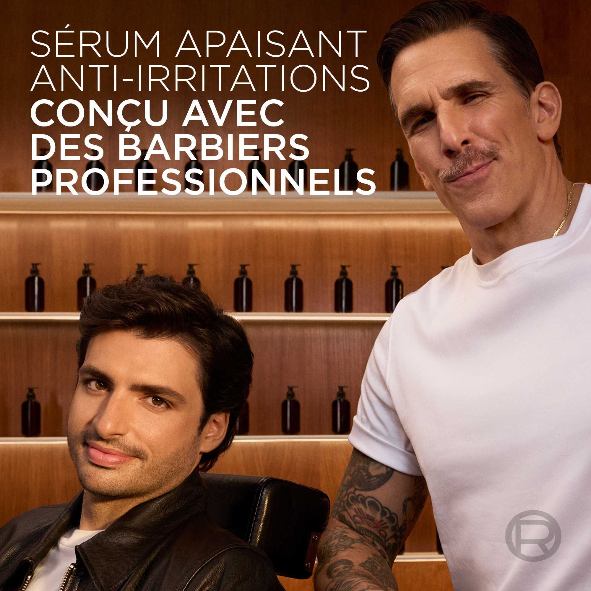Un barbier professionnel et son client dans un salon, illustrant que le serum a ete concu en collaboration avec des experts barbiers.​