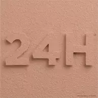 Chiffres « 24H » sculptes dans une texture poudre mate.​ ​