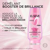 Bouteille de demelant booster de brillance Elseve Glycolic Gloss L'Oreal Paris sur fond rose, enrichie en acide glycolique pour adoucir la surface de la fibre, offrir un toucher soyeux, plus de brillance et 48h d'hydratation.​  ​  ​ ​