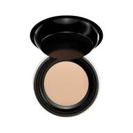 Vue rapprochee d'un poudrier compact ouvert presentant une texture de poudre pressee lisse de couleur beige naturel.​