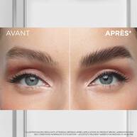 Gros plan comparatif centre sur le regard et les sourcils d'une femme. A gauche (« AVANT »), le sourcil naturel est moins defini et indiscipline. A droite (« APRES* »), le sourcil est visiblement rehausse, structure, plus dense et fixe vers le haut grace au produit.