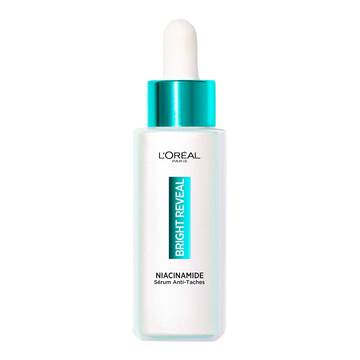 Un flacon du serum L’Oreal Paris Bright Reveal a la niacinamide, avec pipette turquoise, place au centre d’un fond blanc epure.