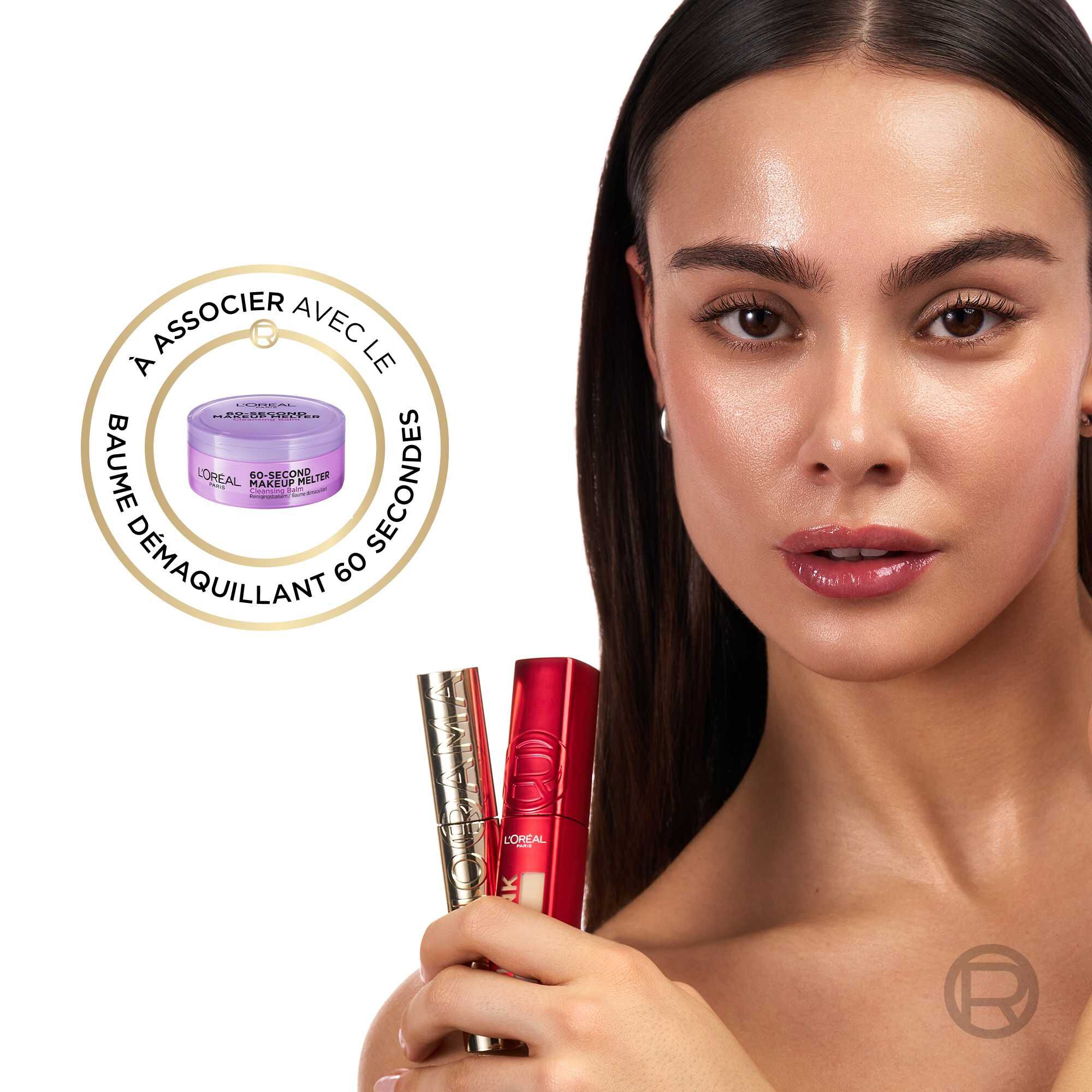 Une mannequin au teint tres frais et lumineux pose en tenant deux rouges a levres. En haut a gauche, un logo circulaire indique « A ASSOCIER AVEC LE BAUME DEMAQUILLANT 60 SECONDES » entourant une miniature du pot de baume demaquillant violet.