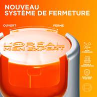 Gros plan sur le nouveau systeme de fermeture du pot L'Oreal Men Expert Hydra Energetic. L'image montre la partie superieure du pot, avec deux schemas : "OUVERT" et "FERME", illustrant le mecanisme. Sur le cote droit, des icones et du texte expliquent les avantages : "PLUS HYGIENIQUE", "FACILE A TRANSPORTER" et "PACKAGING PLUS SUR". Le fond est un degrade d'orange.