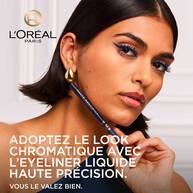 Visage de modele portant l'eyeliner liquide Haute Precision, avec le texte "Adoptez le look chromatique avec l'eyeliner liquide Haute Precision. Vous le valez bien."​