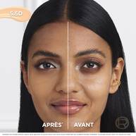 Portrait d'une femme tenant le serum anti-cernes pres de son visage. Le texte publicitaire indique : « Corrige comme un anti-cernes, traite comme un serum », soulignant la double action maquillage et soin.