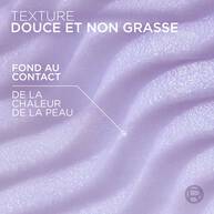 Gros plan texture sur le baume de couleur violette, montrant des vagues cremeuses et douces. Le texte superpose indique : « TEXTURE DOUCE ET NON GRASSE » et une fleche precise « FOND AU CONTACT DE LA CHALEUR DE LA PEAU ».