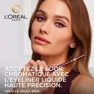 Visage de modele portant l'eyeliner liquide Haute Precision, avec le texte "Adoptez le look chromatique avec l'eyeliner liquide Haute Precision. Vous le valez bien."​