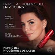 Portrait de l'actrice Eva Longoria a cote du serum, avec un texte annoncant une "Triple action visible en 7 jours" sur les rides lissees, les taches reduites et un teint plus eclatant.​