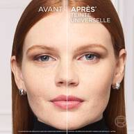 Portrait comparatif "Avant/Apres" d'une femme a la peau claire. Le cote "Apres" montre un teint unifie et eclatant grace a la teinte universelle de la poudre.​