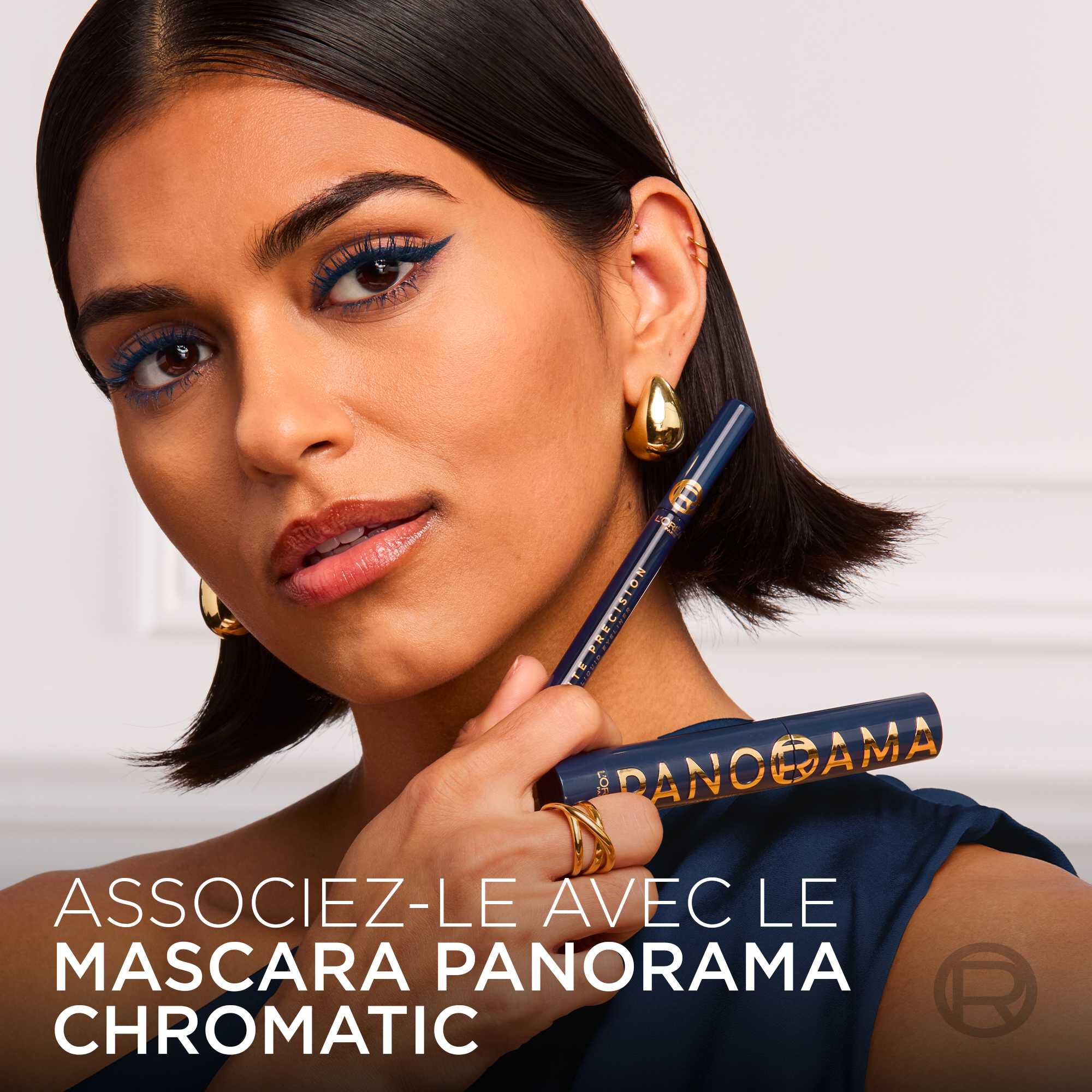 Modele tenant l'eyeliner liquide et le mascara Panorama Chromatique, avec le texte " Associez-le avec le mascara Panorama Chromatique"​