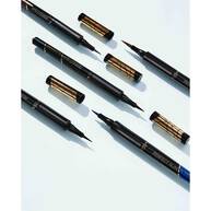 Mise en scene a plat de plusieurs eye-liners Super Liner Perfect Slim avec leurs capuchons ouverts et fermes sur fond clair.​