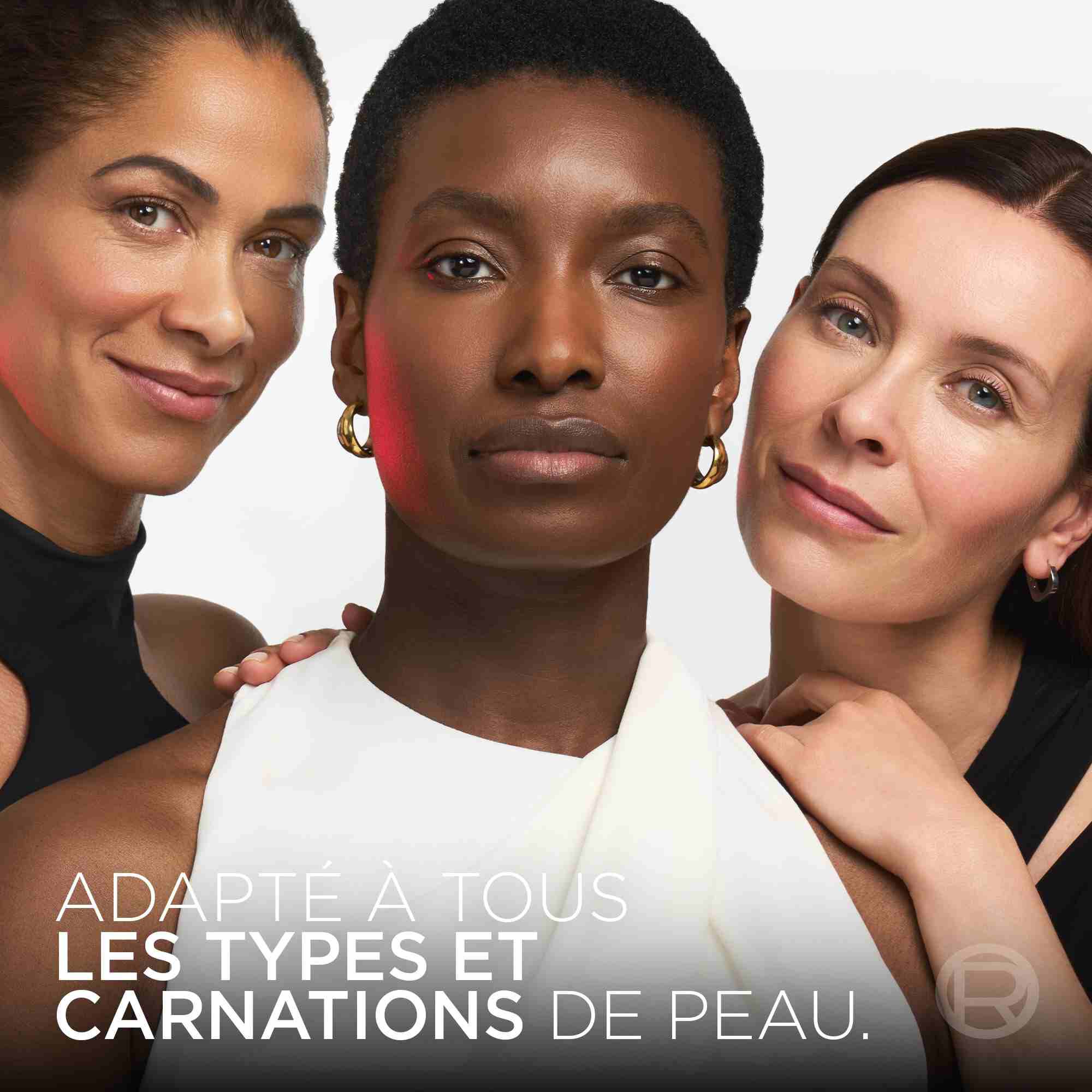 Portrait de trois femmes avec des types et des carnations de peau differents (claire, mate et foncee), soulignant que le produit est adapte a toutes les peaux.​ ​