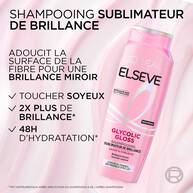 Visuel texture et benefices du shampooing Elseve Glycolic Gloss L'Oreal Paris sur fond rose, mettant en avant une formule qui adoucit la surface de la fibre pour une brillance miroir, un toucher soyeux, 2x plus de brillance et 48h d'hydratation.​