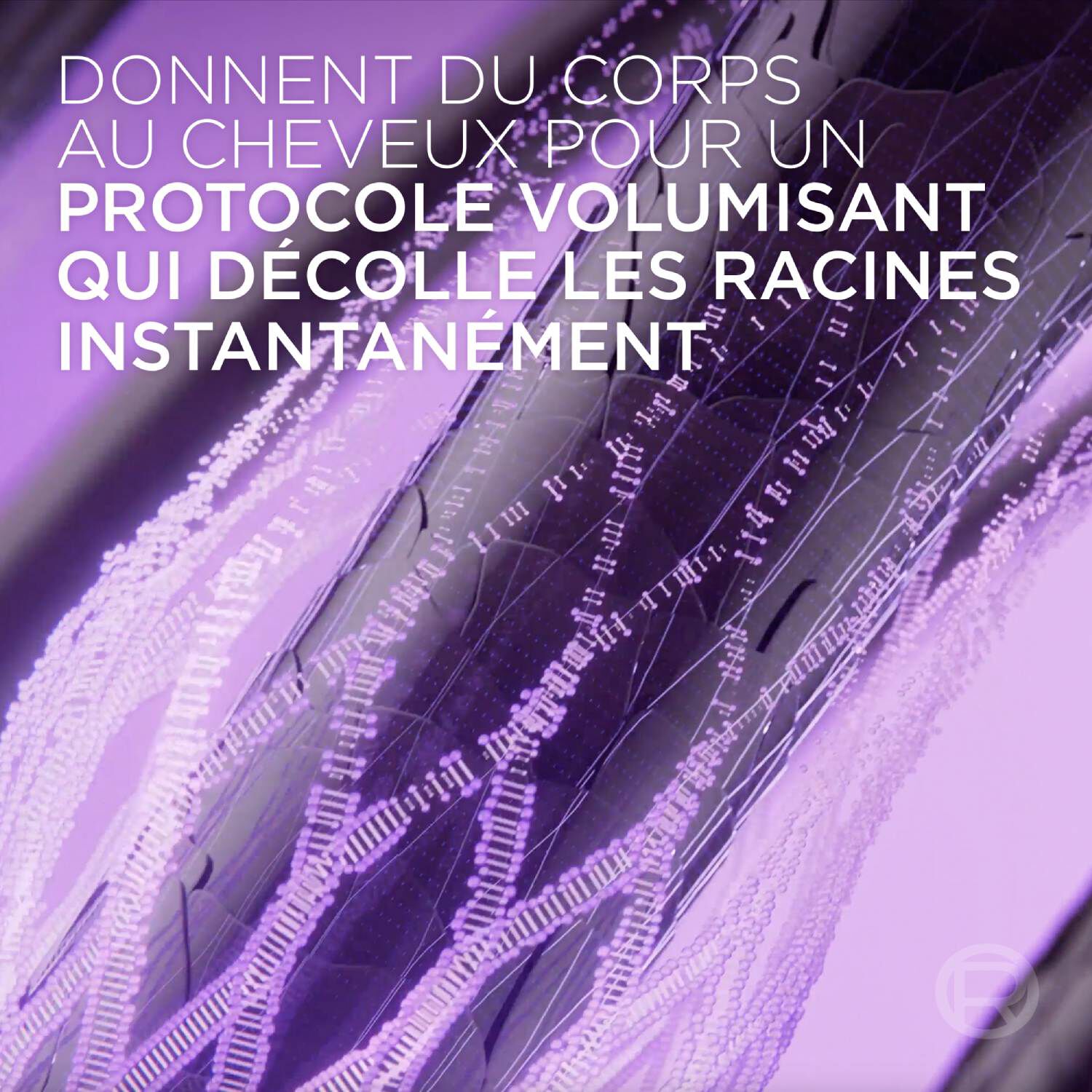 Gros plan de texture de cheveux violets : texte “Donnent du corps au cheveu pour un protocole volumisant qui decolle les racines instantanement”