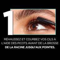 Gros plan sur un oeil appliquant le mascara avec la brosse, accompagne du texte « Rehaussez et courbez vos cils a l’aide des picots avant de la brosse de la racine jusqu’aux pointes ».