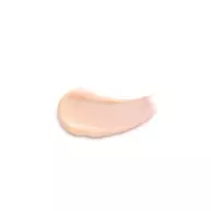 Gros plan sur un echantillon de texture de creme fluide de couleur peche claire, montrant une consistance onctueuse, lisse et legerement brillante.​
