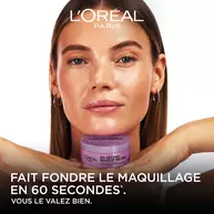 Une mannequin au teint eclatant pose avec le pot de baume demaquillant violet pose sous son menton. En bas de l'image, sur fond noir, est ecrit en lettres capitales blanches : « FAIT FONDRE LE MAQUILLAGE EN 60 SECONDES*. VOUS LE VALEZ BIEN. » sous le logo blanc L'Oreal Paris.