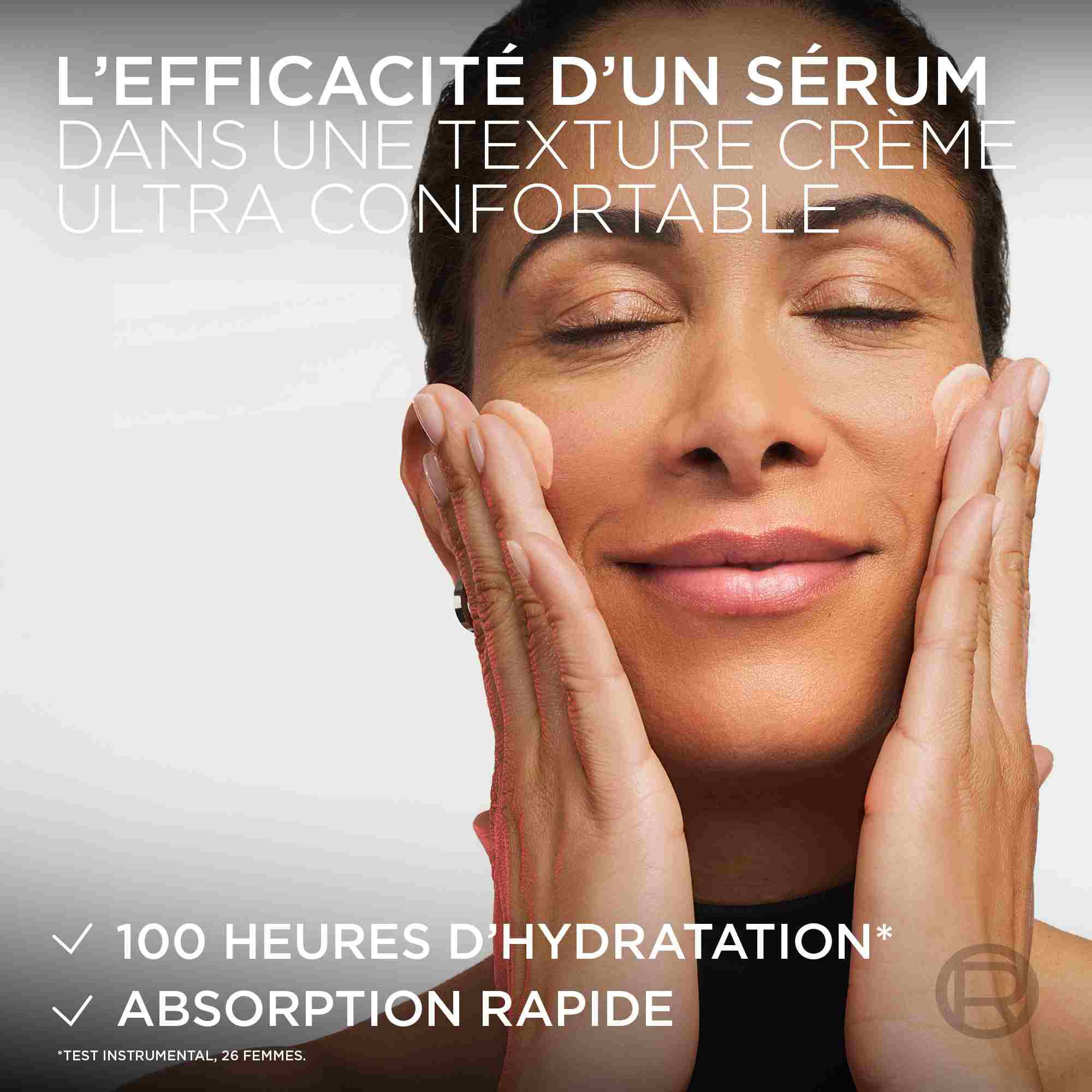 Une femme aux yeux fermes applique delicatement la creme sur ses joues. Le texte mentionne "100 heures d'hydratation" et une "absorption rapide" grace a une texture serum-creme ultra confortable.​