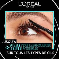 Gros plan sur un oeil maquille avec le mascara L’Oreal Paris Telescopic Lift, brosse en main, accompagne du texte « Jusqu’a +5mm de longueur visible sur tous les types de cils ».