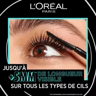 Gros plan sur un oeil maquille avec le mascara L’Oreal Paris Telescopic Lift, brosse en main, accompagne du texte « Jusqu’a +5mm de longueur visible sur tous les types de cils ».