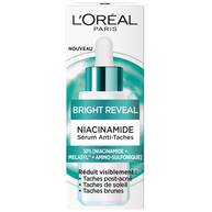 Un visuel du serum Bright Reveal avec une etiquette detaillant la formule a 10 % de niacinamide, Melasyl et amino-sulfonique, sur fond vert clair degrade.