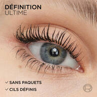 Gros plan sur un oeil maquille avec le mascara Telescopic, montrant des cils longs, separes et bien definis, avec la mention "Definition ultime", "Sans paquets" et "Cils definis".