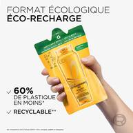 Une main tient une recharge ecologique de shampoing Huile Extraordinaire de L’Oreal Paris. La recharge souple doree porte la mention « Recyclable refill – 60 % less plastic ». En bas a gauche, on peut lire : « 60 % de plastique en moins* » et « Recyclable** ». Plus bas et en plus petit, on peut lire : « *par rapport a notre flacon de shampoing de 250ml » et « **hors colorants, additifs et etiquettes ».