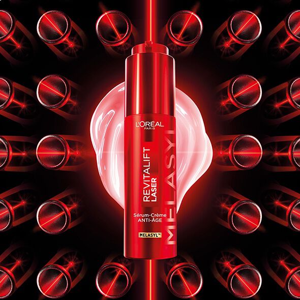 Image representant Charlotte Cardin pose a cote d'un serum et d'un masque L'Oreal Revitalift Glass Skin sur un fond violet clair.​