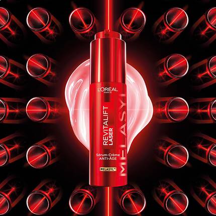 Image representant Charlotte Cardin pose a cote d'un serum et d'un masque L'Oreal Revitalift Glass Skin sur un fond violet clair.