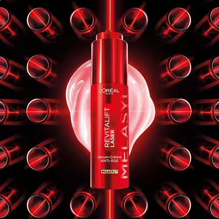 Image representant Charlotte Cardin pose a cote d'un serum et d'un masque L'Oreal Revitalift Glass Skin sur un fond violet clair.