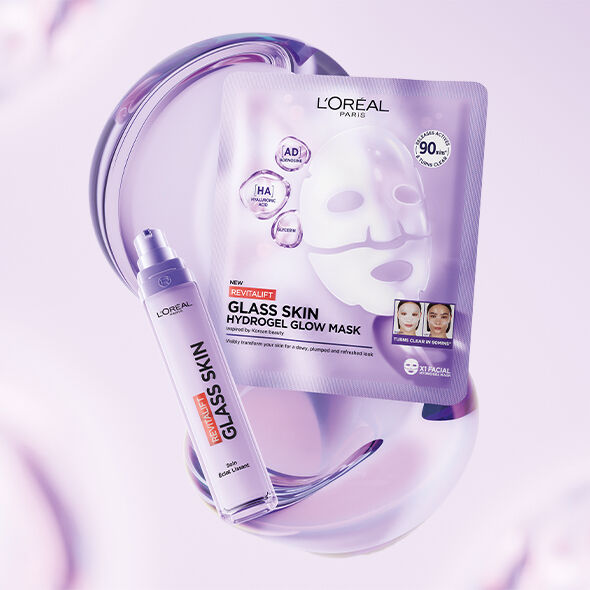 Image representant Charlotte Cardin pose a cote d'un serum et d'un masque L'Oreal Revitalift Glass Skin sur un fond violet clair.​