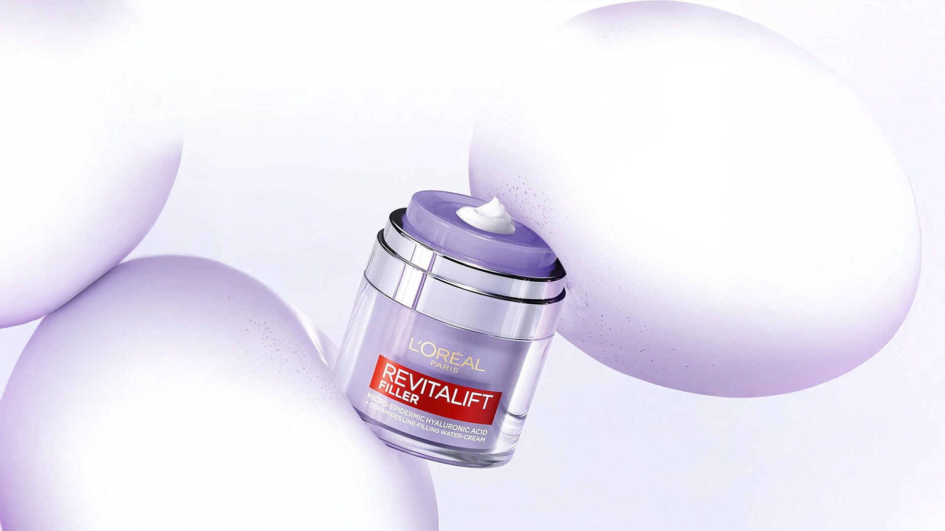 Trois femmes aux carnations variees, peaux lumineuses et cheveux fonces, posent avec confiance.